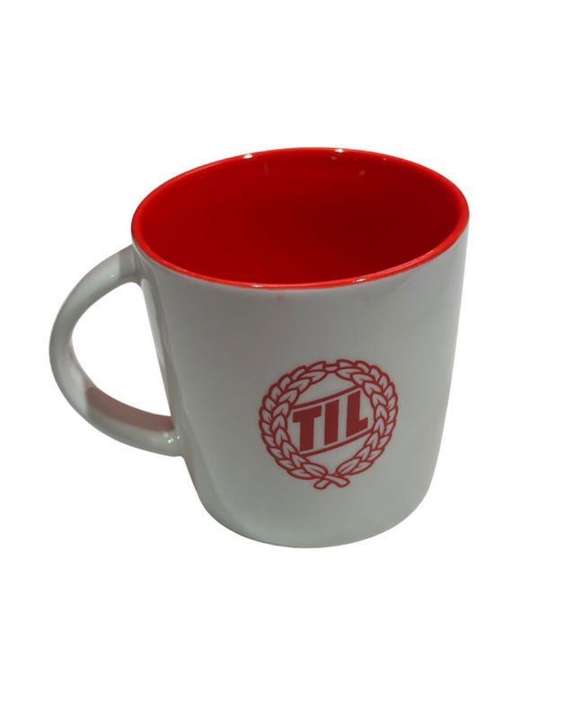 Black TIL mug with red logo